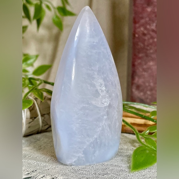 2393 Blue Lace Agate and Quartz Crystal Teardrop Carving - Picture 6 of 13